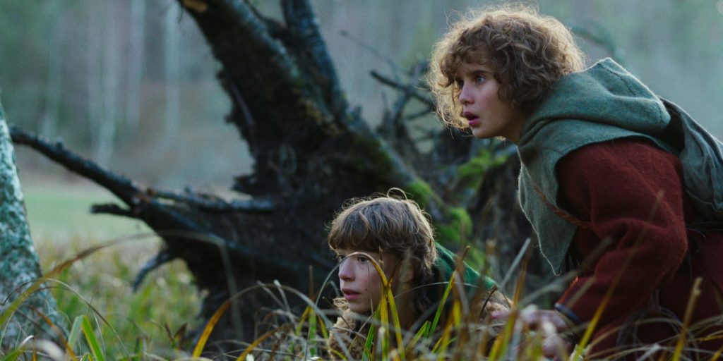 Kerstin Linden als Ronja en Jack Bergenholtz Henriksson als Birk