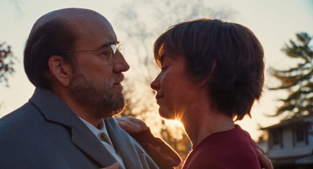 Nicolas Cage als Paul Matthews en Julianne Nicholson als Janet Matthews in Dream Scenario