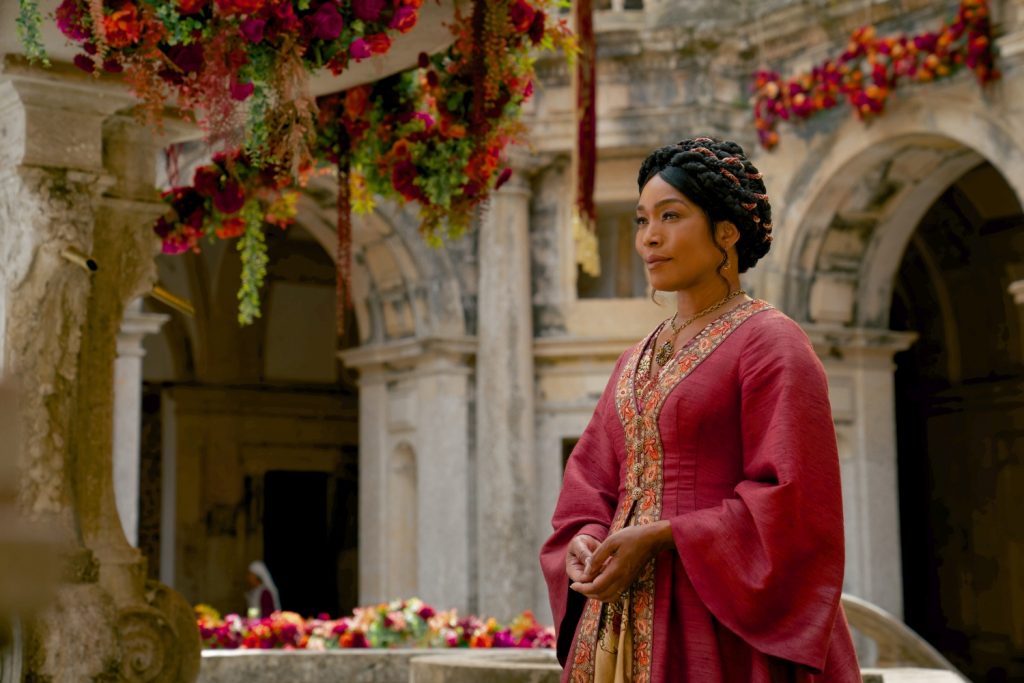 Angela Bassett als Lady Bayford