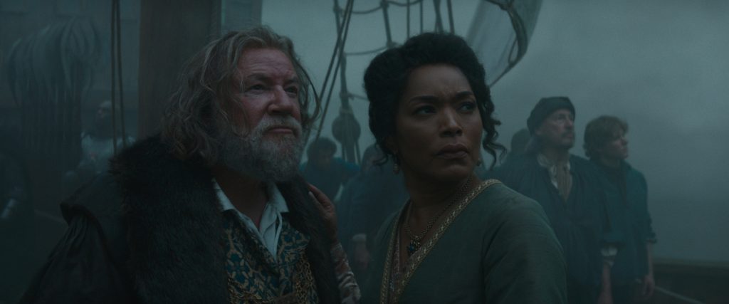 Angela Bassett en Ray Winstone als Lord en Lady Bayford