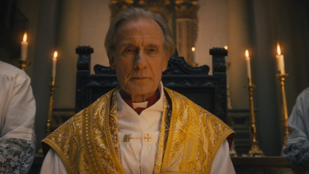 Bill Nighy als kardinaal Lawrence