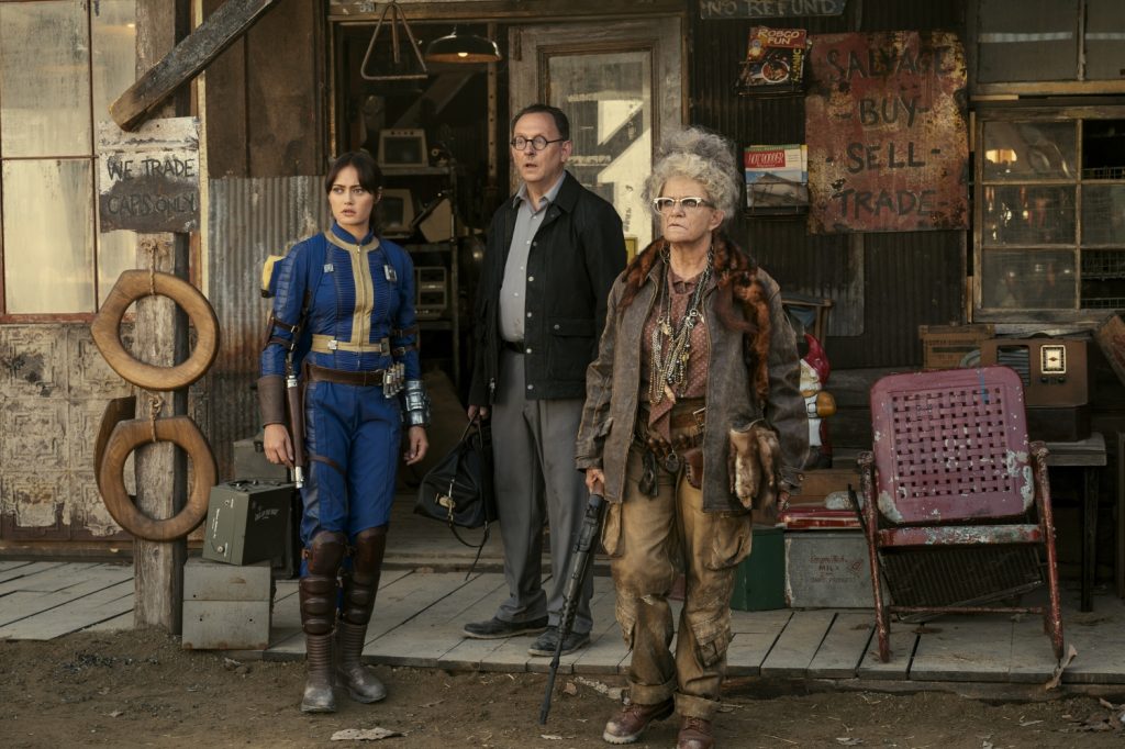 Ella Purnell als Lucy, Michael Emerson als Wilzig en Dale Dickey als Ma June in Fallout