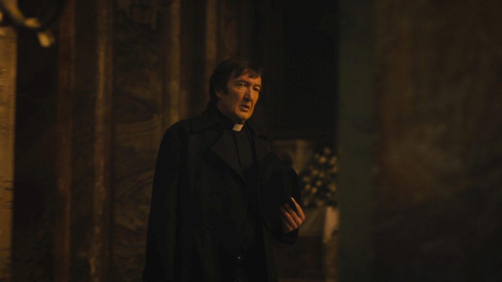 Ralph Ineson als Father Brennan
