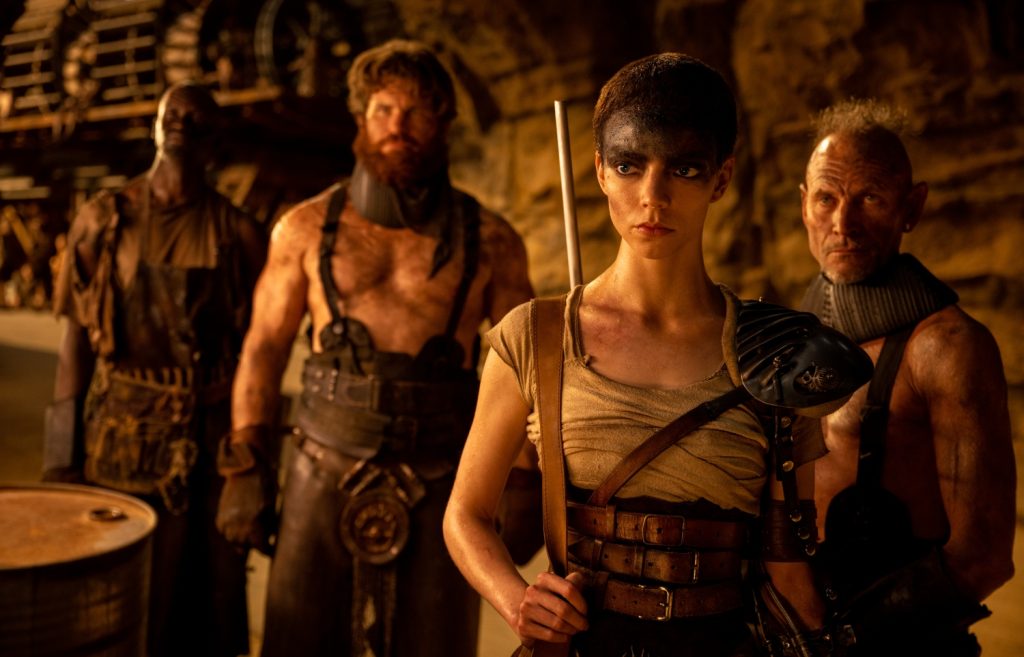 Anya Taylor-Joy als Furiosa en Chudier Gatwech als Wretched Man Recruit