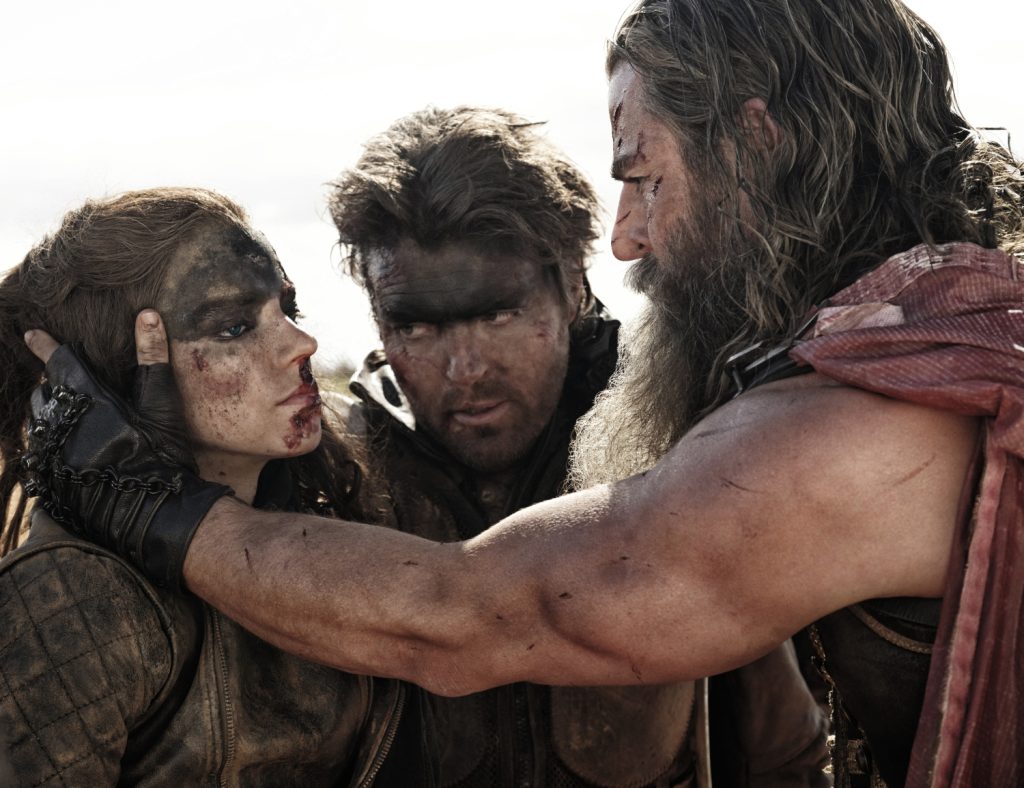 Tom Burke als Praetorian Jack, Chris Hemsworth als Dr. Dementus en Anya Taylor-Joy als Furiosa