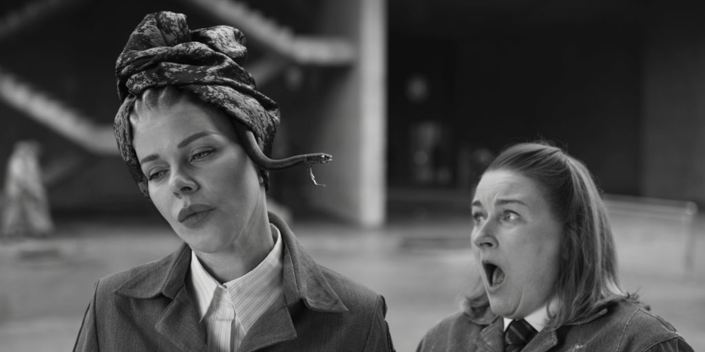 Debi Mazar als Medusa en Rosie Cavaliero als Prue