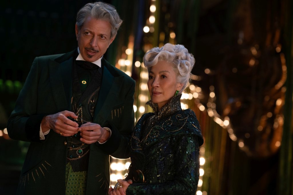 Jeff Goldblum als The Wonderful Wizard of Oz en Michelle Yeoh als Madame Morrible in Wicked