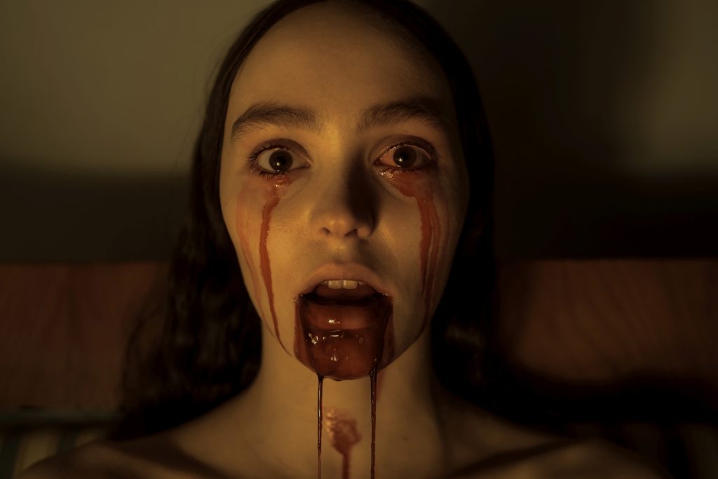 Lily-Rose Depp als Ellen Hutter in Nosferatu