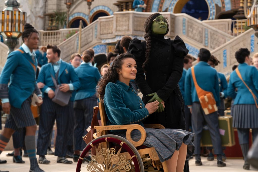 Marissa Bode als Nessarose en Cynthia Erivo als Elphaba