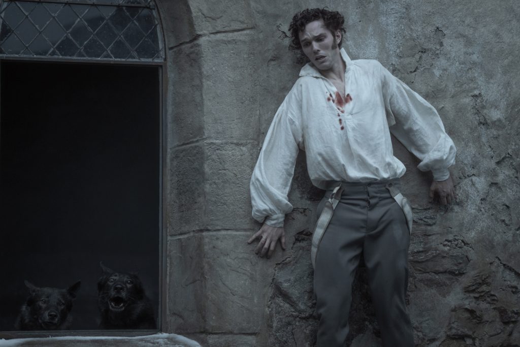 Nicholas Hoult in het kasteel van de vampier
