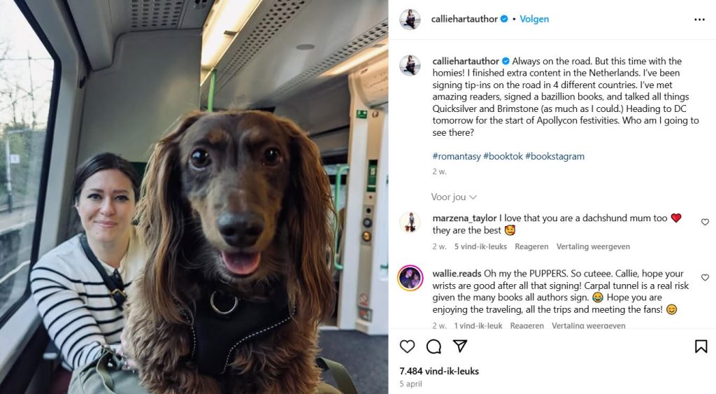 Callie en haar miniteckel Cooper - @calliehartauthor Instagram