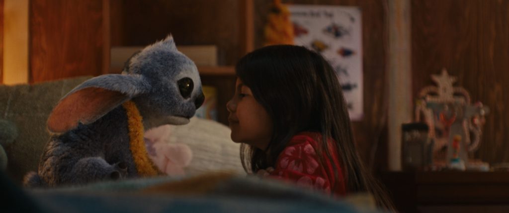 Lilo & Stitch recensie - Maia Kealoha als Lilo en Chris Sanders als Stitch