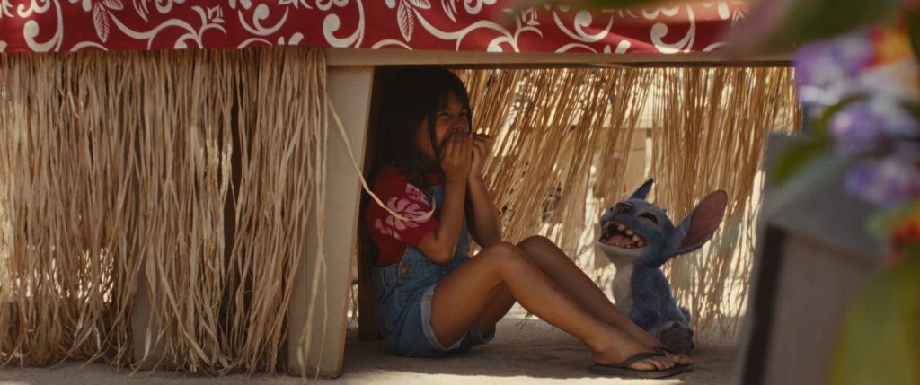 Maia Kealoha als Lilo en Chris Sanders als Stitch