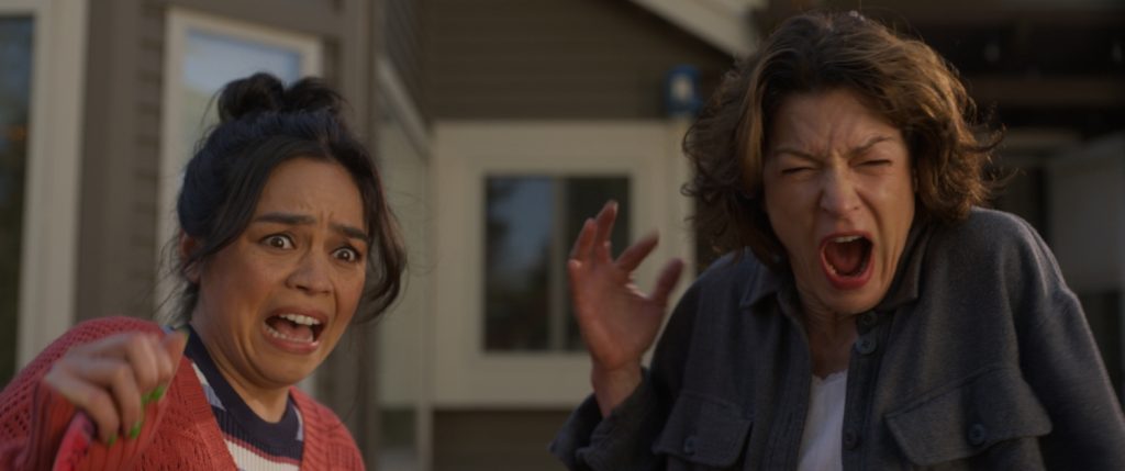 Rya Kihlstedt als Darlene Campbell en Kaitlyn Santa Juana als Stefani Reyes