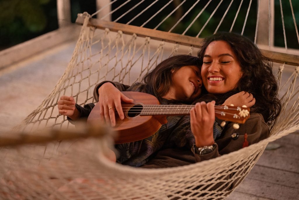 Sydney Agudong als Nani en Maia Kealoha als Lilo