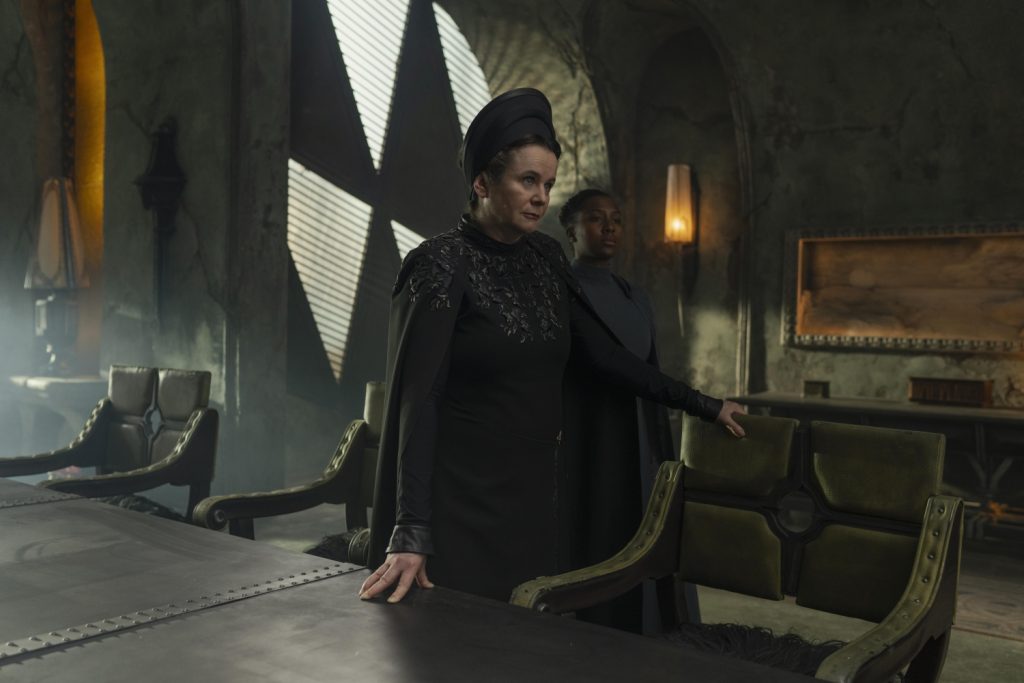 Emily Watson als Valya Harkonnen en Jade Anouka als zuster Theodosia