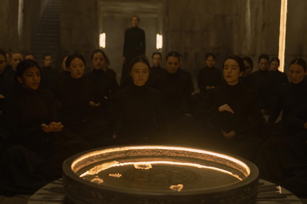 Jessica Barden als jonge Valya Harkonnen
