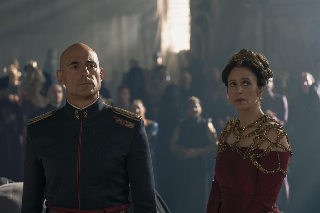 Jodhi May als keizerin Natalya en Mark Strong als keizer Javicco Corrino