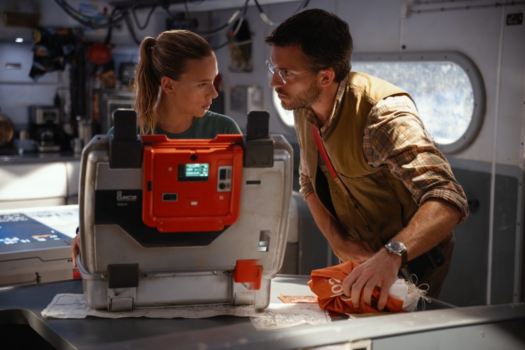 Jonathan Bailey als Dr. Henry Loomis en Scarlett Johansson als Zora Bennett