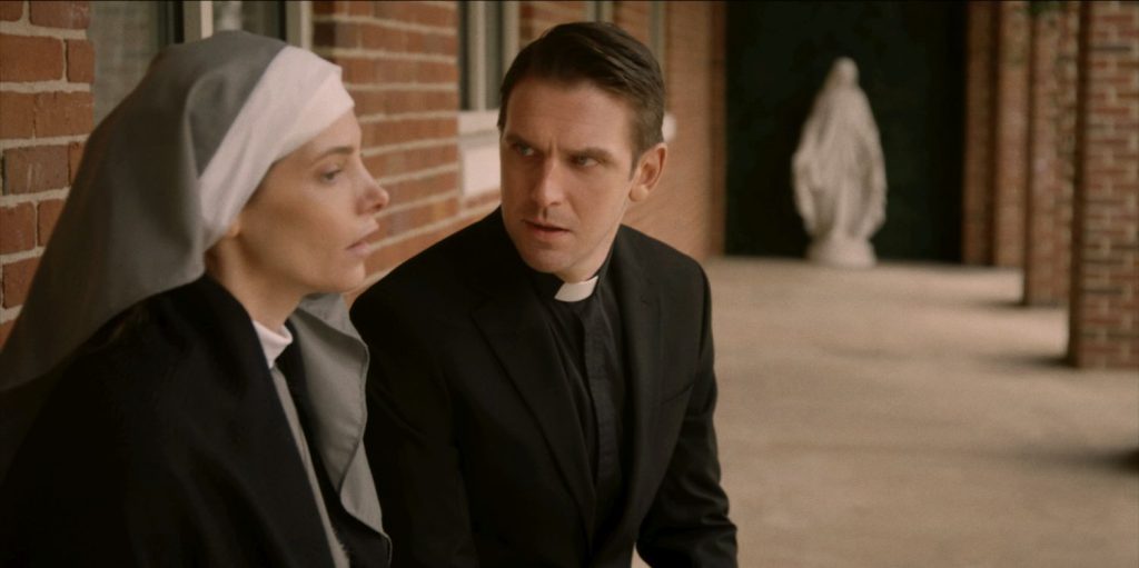 Abigail Cowen als Emma Schmidt en Dan Stevens als vader Joseph Steiger