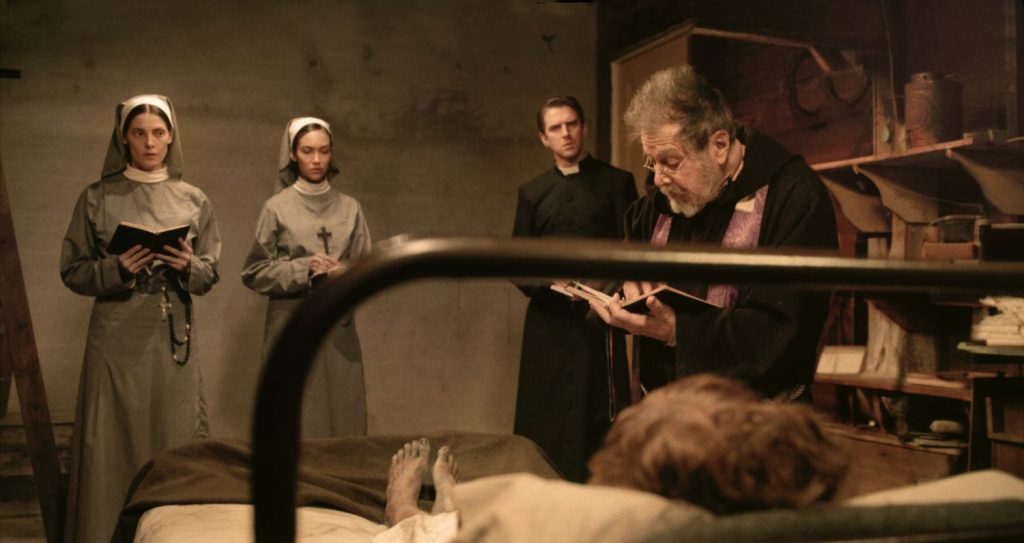 Al Pacino als vader Theophilus Riesinger, Dan Stevens als vader Joseph Steiger, Ashley Greene als zuster Rose en Maria Camila Giraldo als zuster Camila